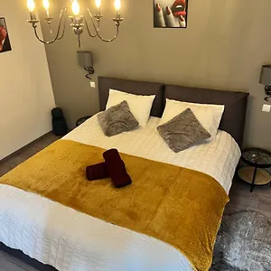 https://maison-la-glycine.hotels-rhonealpes.com